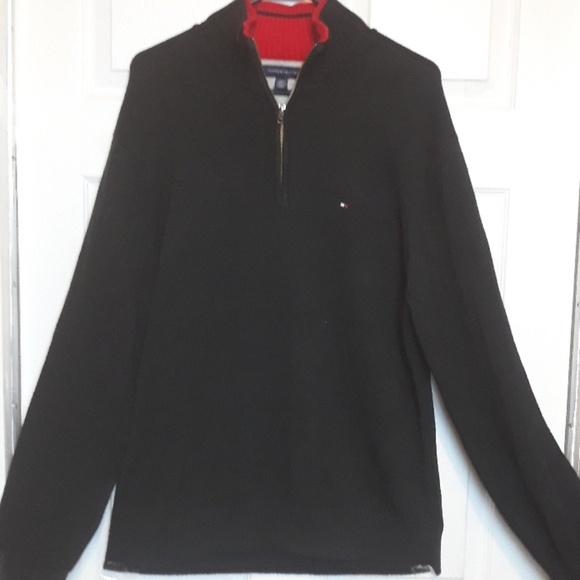 Tommy Hilfigure Sweater. - Picture 2 of 8